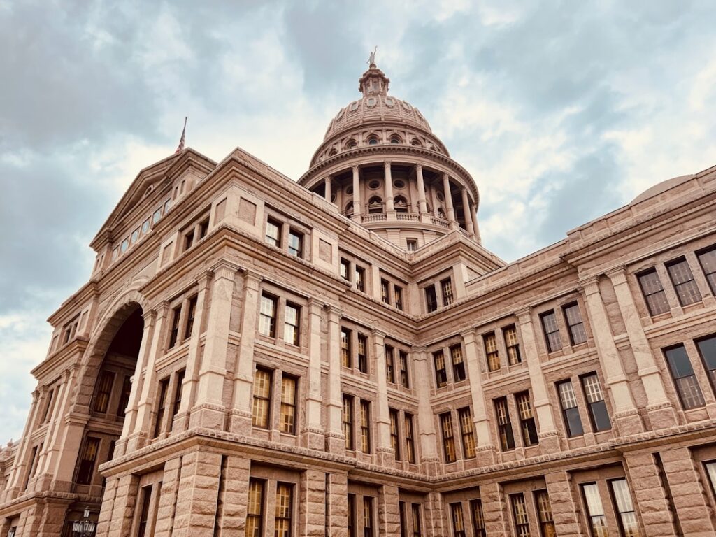 State capitol building representing state commercial financing disclosure laws