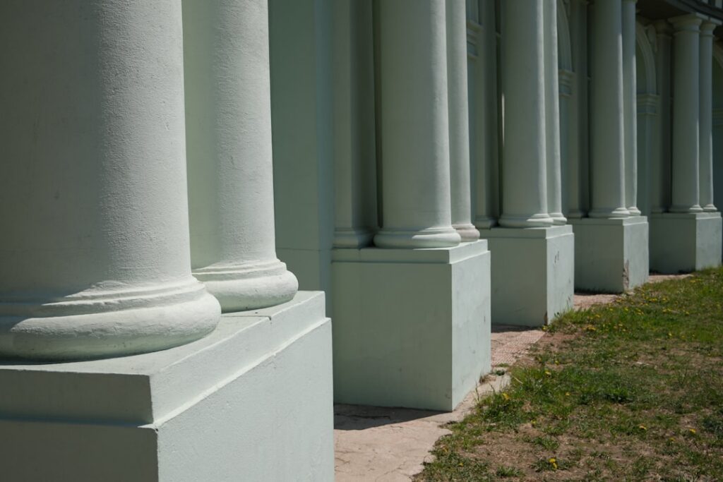 Federal courthouse exterior representing bankruptcy court